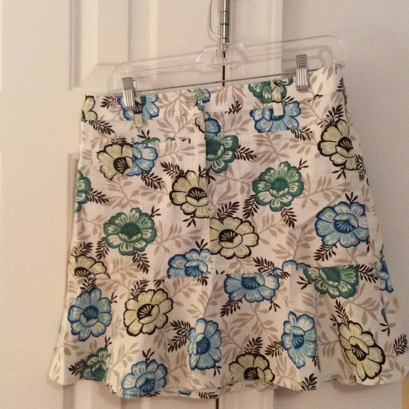 Floral short skirt.