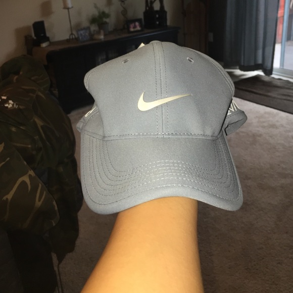 Grey Nike golf hat