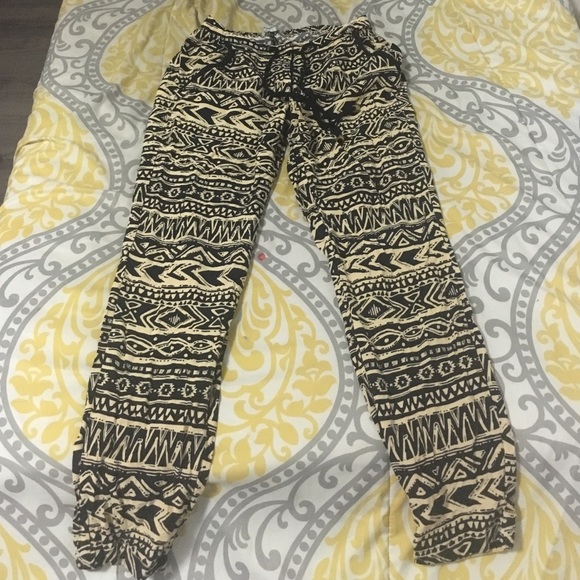 🎉CLOSET CLEAROUT🎉 Aztec design pants