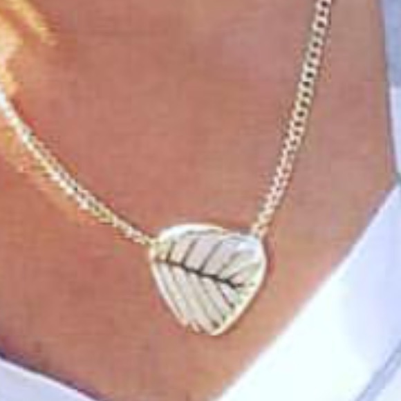 ISO this Kendra Scott necklace!!!