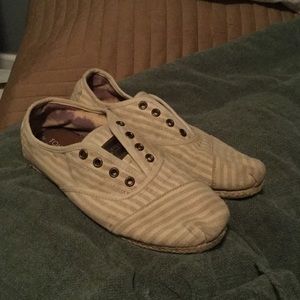 TOMS lace up women size 9