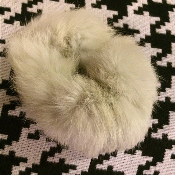 Pom Furry Ponytail holder - Picture 2 of 4