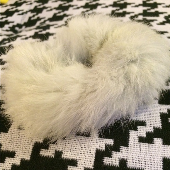 Pom Furry Ponytail holder - Picture 3 of 4