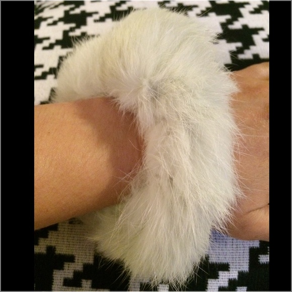 Pom Furry Ponytail holder - Picture 4 of 4