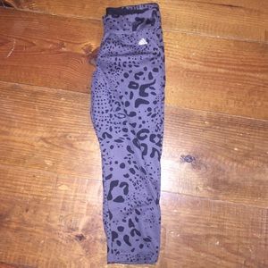 Black and grey cheeta print yoga pants