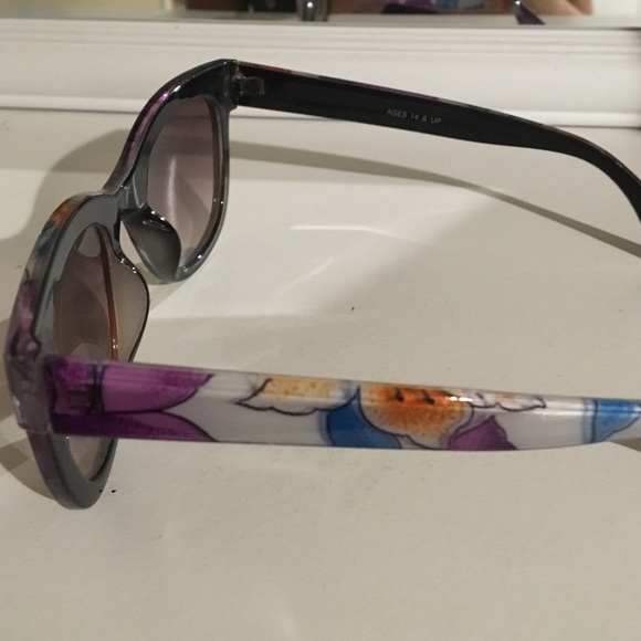 Flowered sunglasses - Picture 2 of 2