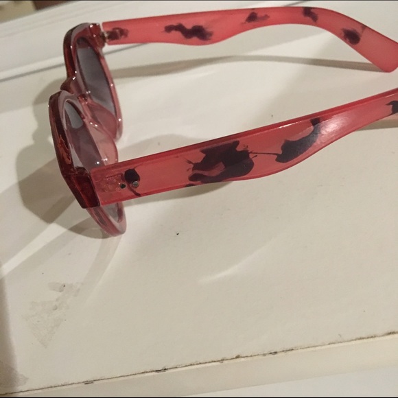 Red sunglasses - Picture 2 of 2