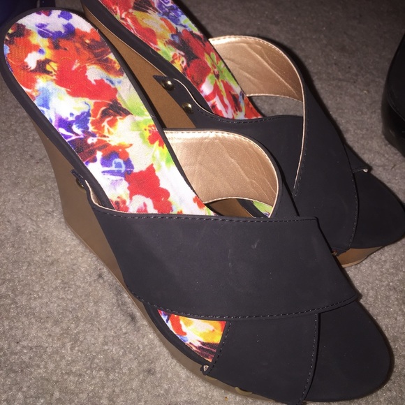 Wedges !  Size 7. Black