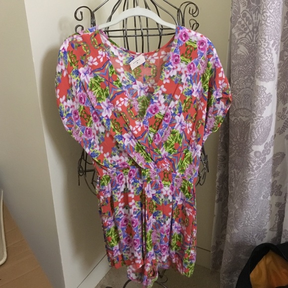 Floral romper, elastic waist. Size L