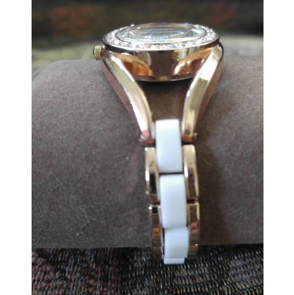 SALE! Quartz Inlay Women's Watch - Picture 2 of 2