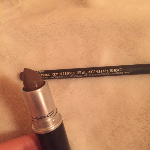 New Mac Lipstick with matching lip liner - Picture 3 of 4