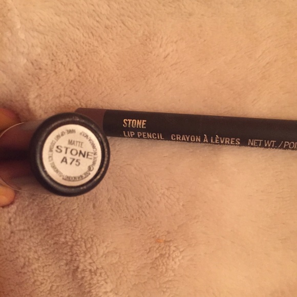 New Mac Lipstick with matching lip liner - Picture 4 of 4