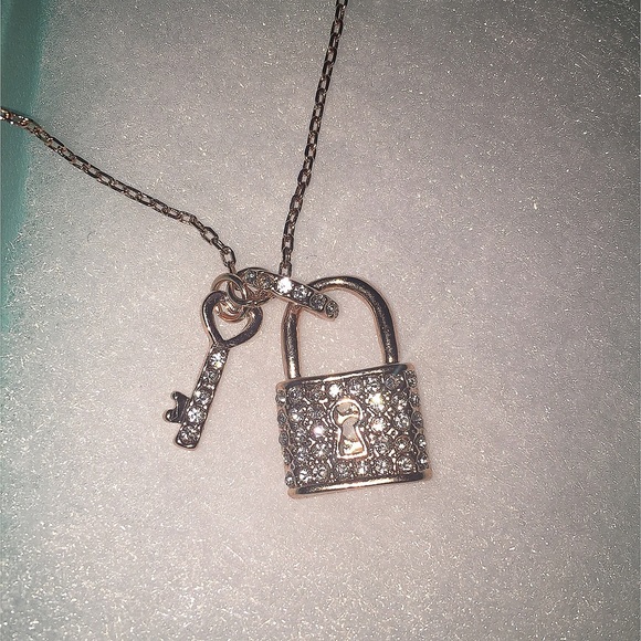 💛 18K Gold Lock & Key Pendant NEW 💛 - Picture 2 of 3