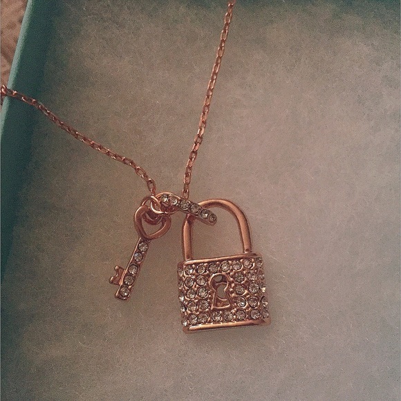 💛 18K Gold Lock & Key Pendant NEW 💛 - Picture 3 of 3