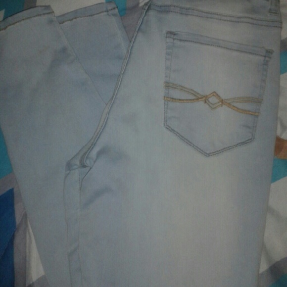 Light wash skinny jeans/ jeggings