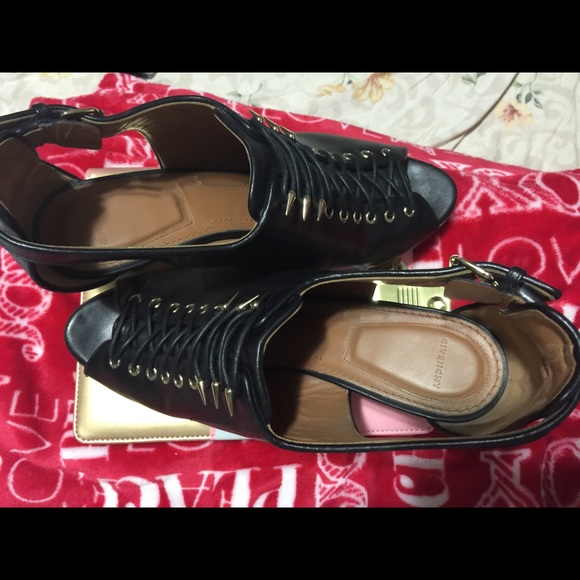 Black Givenchy Paris shoes - Picture 2 of 4