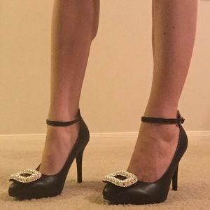 Black heels with pearl accent