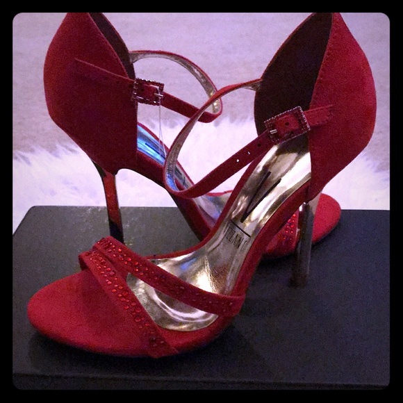 🆕️- 🇧🇷Red Suede sandal with Gold heels - Picture 4 of 8