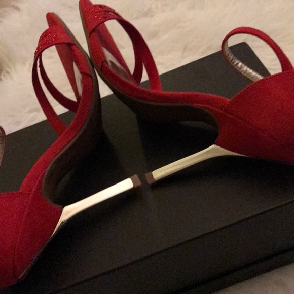 🆕️- 🇧🇷Red Suede sandal with Gold heels - Picture 5 of 8