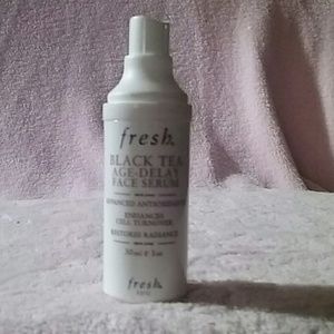 Fresh black tea age delay serum