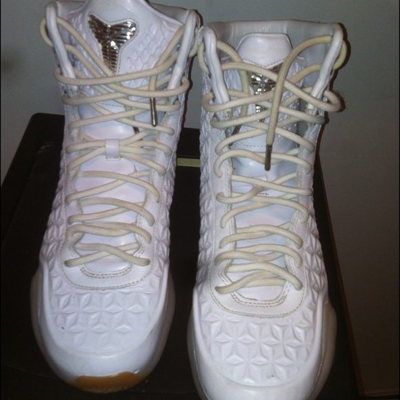 Kobe 10 - Picture 2 of 4