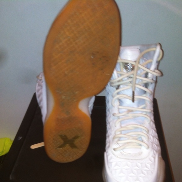 Kobe 10 - Picture 4 of 4