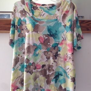 Multi color short sleeve shirt.