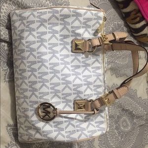 MK Vanilla & Navy Grayson! Comparable to LV speedy