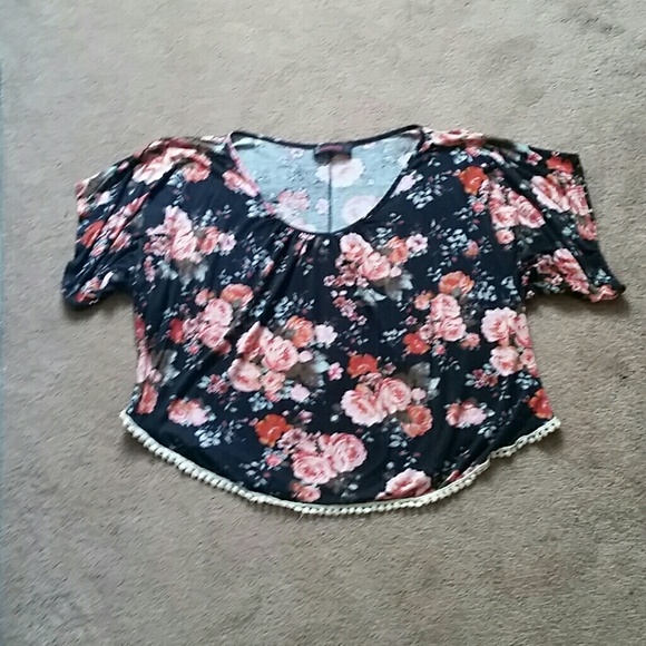 Floral loose-fitting, flowey shirt
