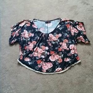 Floral loose-fitting, flowey shirt