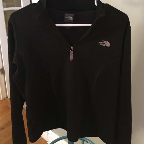 Classic North face black pullover!