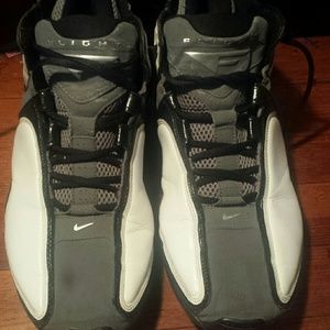 NIKE SHOX BASKETBALL SNEAKER