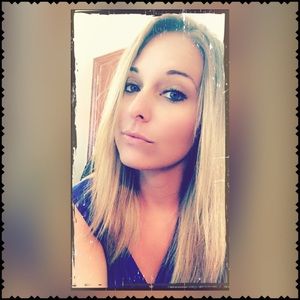 Meet your Posher, Larissa