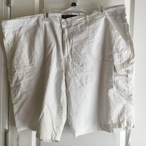Gloria Vanderbilt Bermuda style shorts