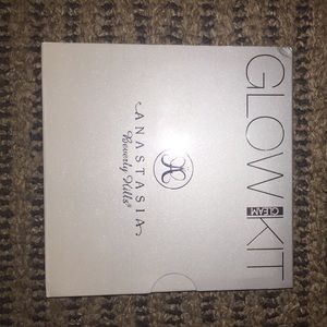 Anastasia Beverly Hills Glow Kit in Gleam