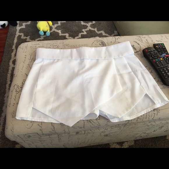 WHITE ASYMMETRICAL SKORT