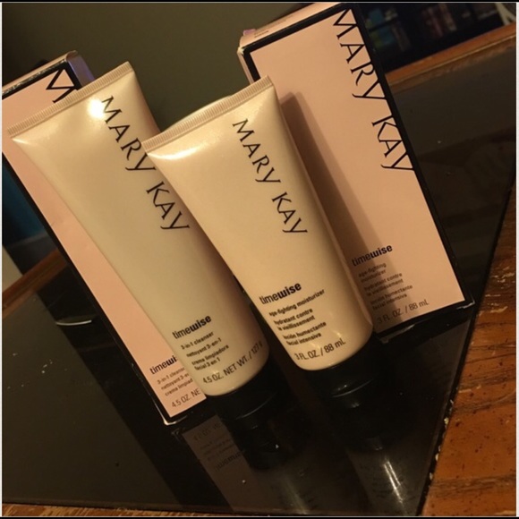 Time Wise , Lip Mask & Lip Gloss