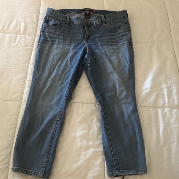 Cropped jeans with bows