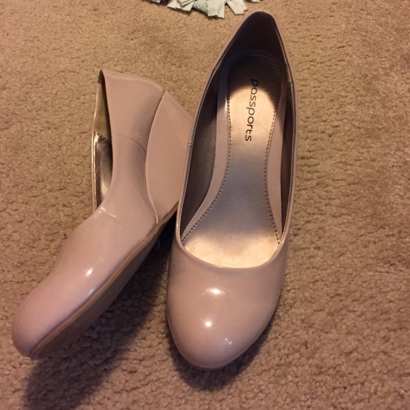 Nude patent leather wedge