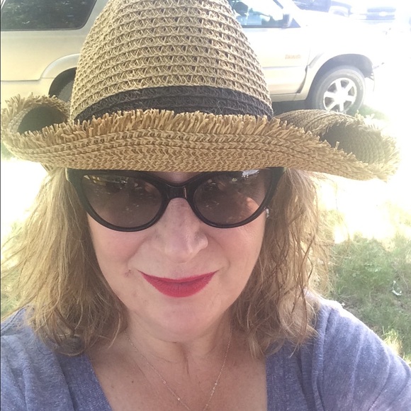 Meet your Posher, Beth - Picture 4 of 4