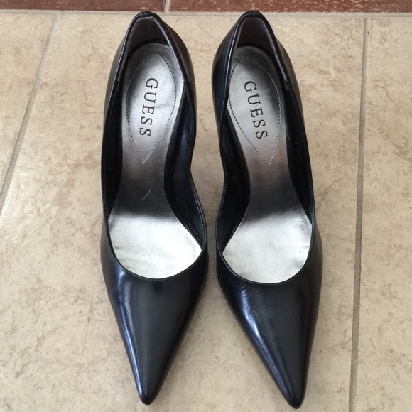 Guess pumps