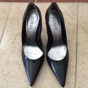 Guess pumps