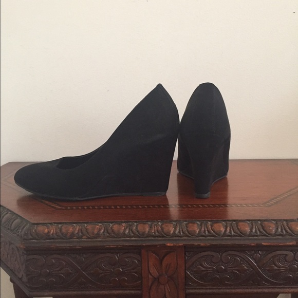 Black wedges