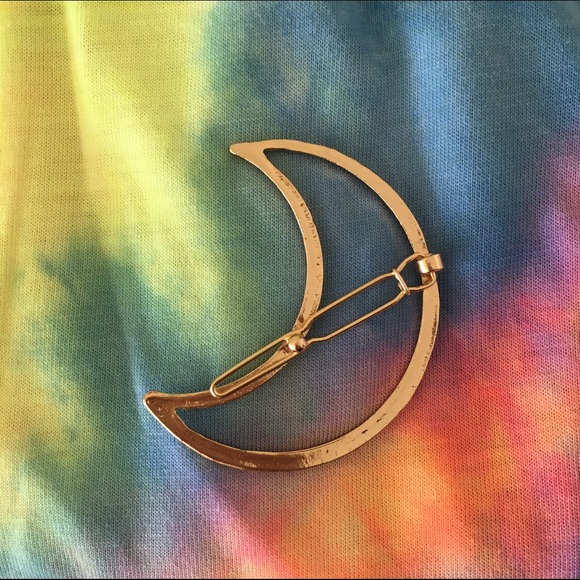 🎉3/$20 Gold Tone Crescent Moon Hair Clip - Picture 3 of 5
