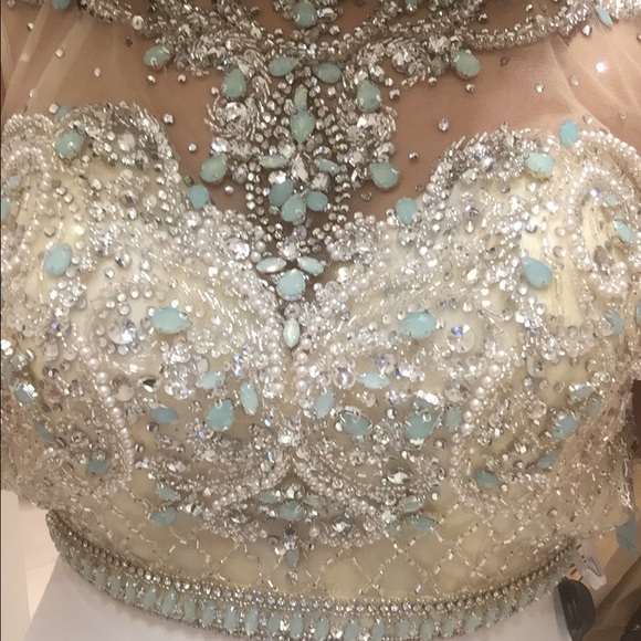 🔥sale🔥 Gorgeous white gown! - Picture 2 of 4