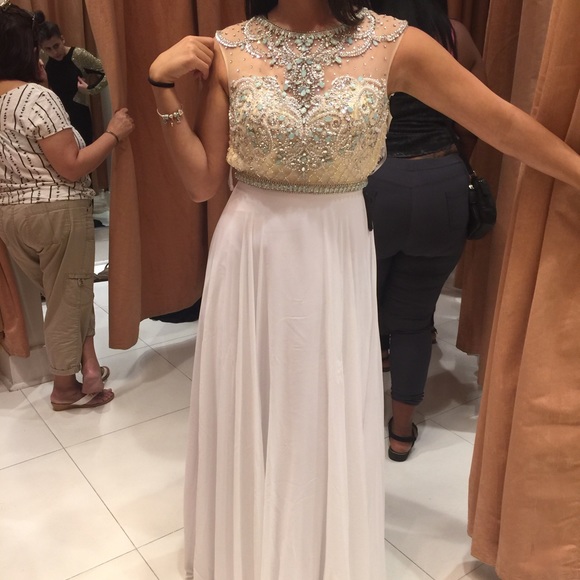 🔥sale🔥 Gorgeous white gown! - Picture 3 of 4