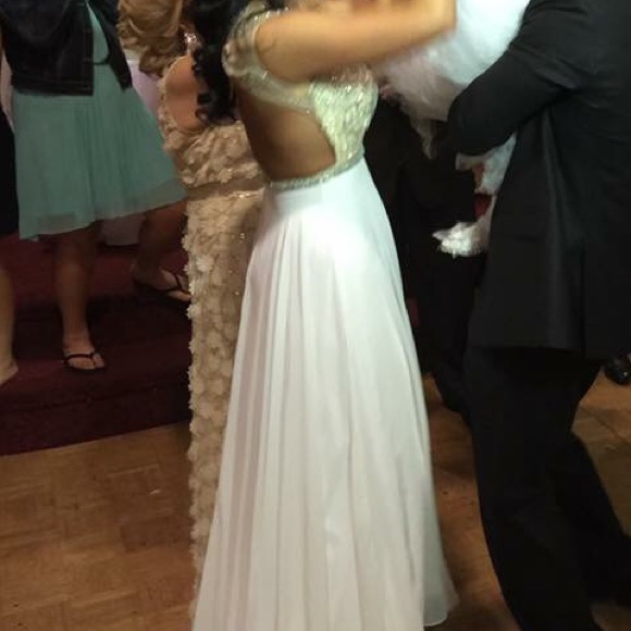 🔥sale🔥 Gorgeous white gown! - Picture 4 of 4