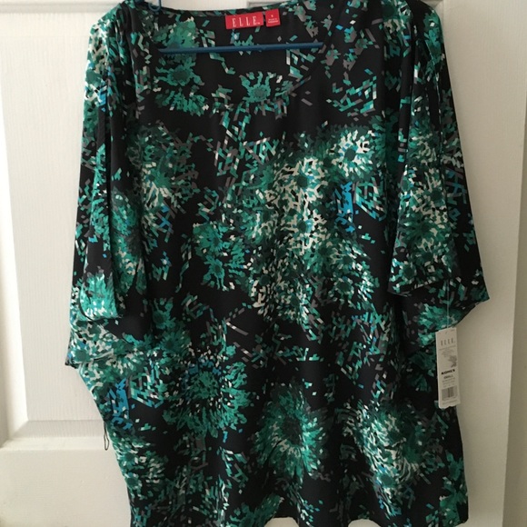Beautiful Elle blouse sz small NWT