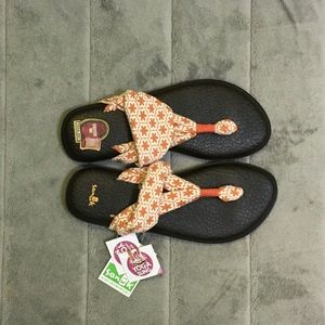 Sanuks coral pattern size 7
