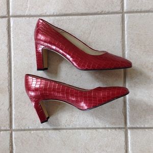 Etienne Aigner maroon/burgundy leather heel shoe